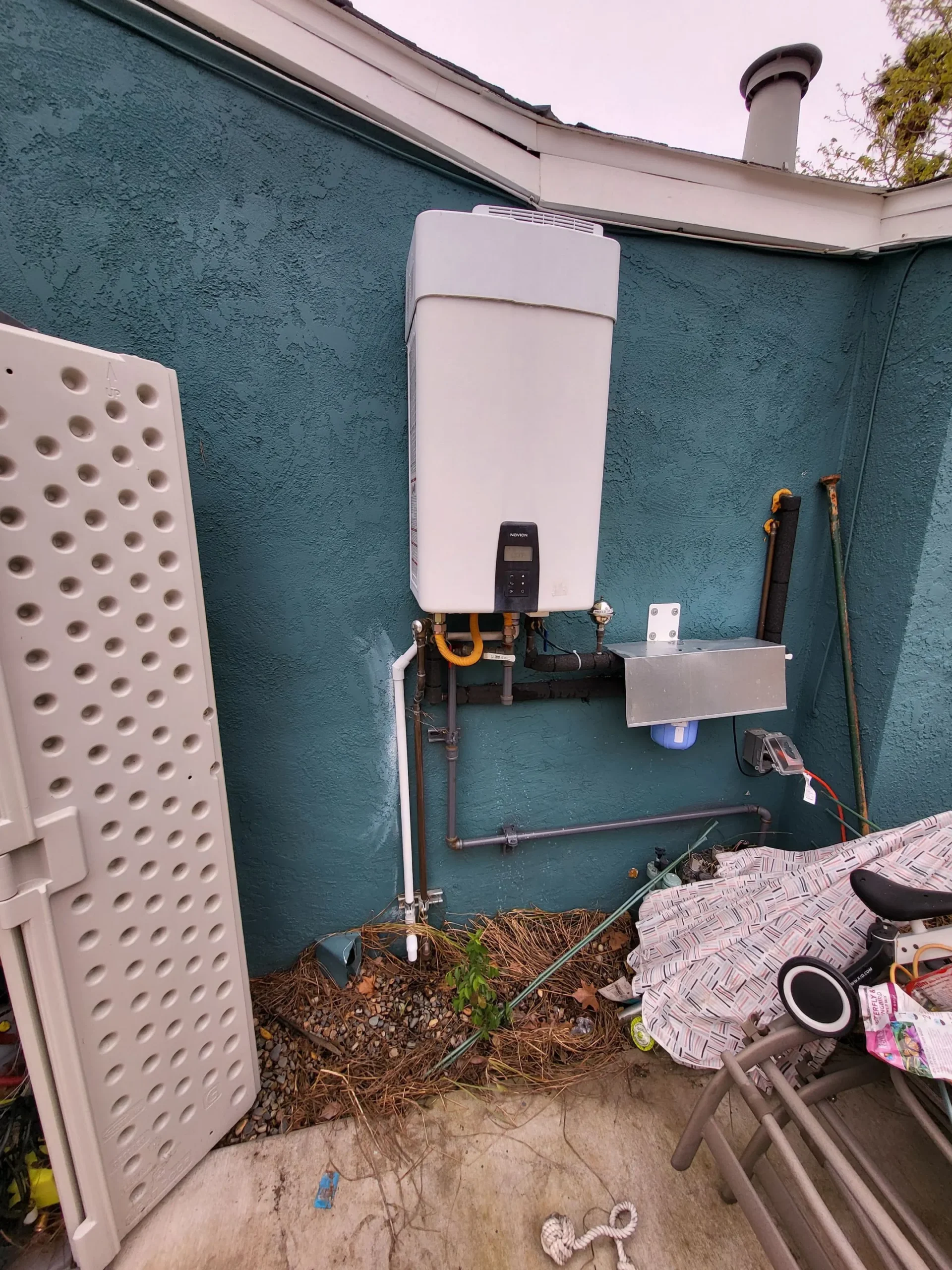 Example of condensing vent path and condensate drain routing