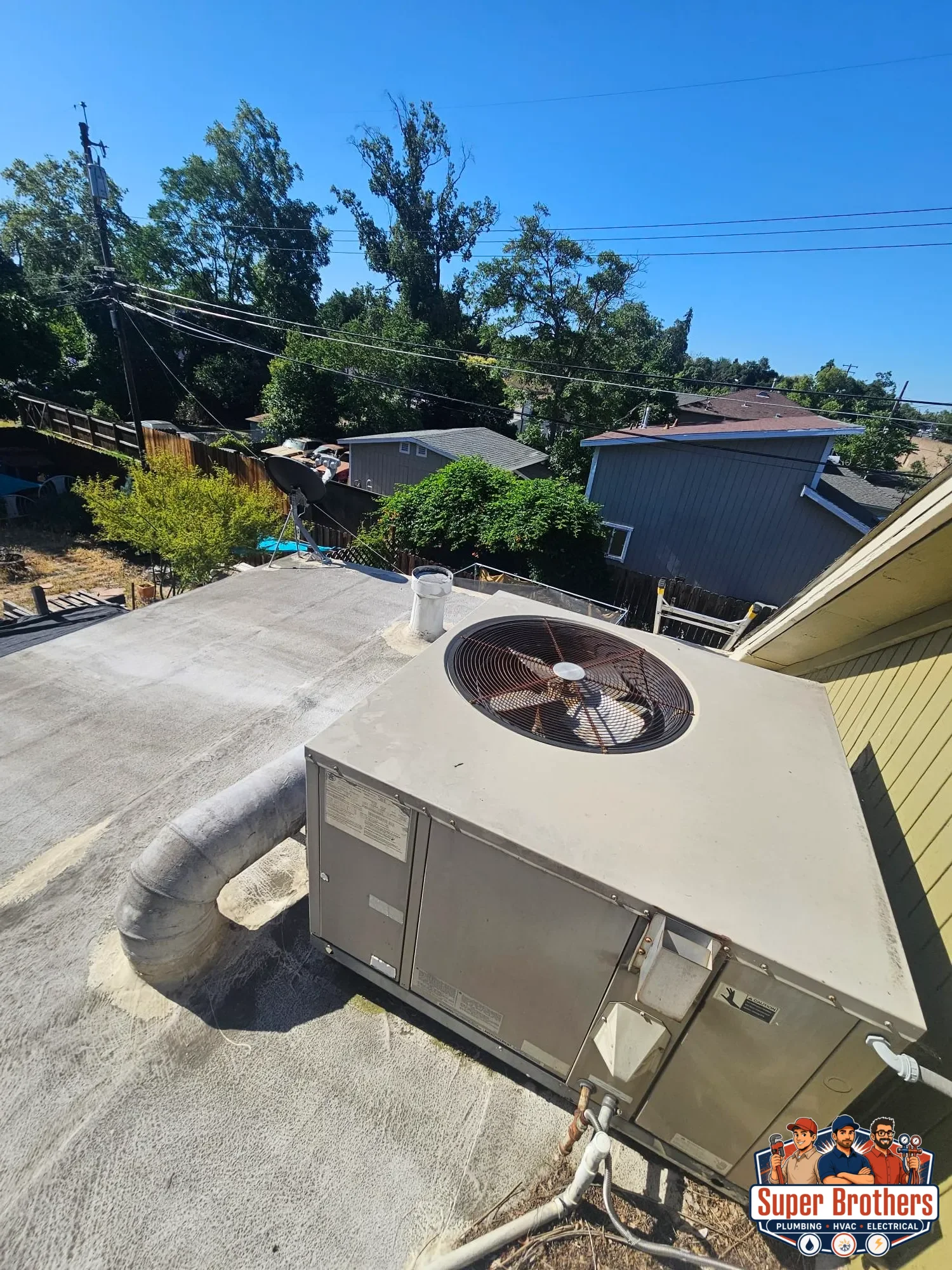 Outdoor air conditioner with a fan that is not spinning during a Sacramento summer